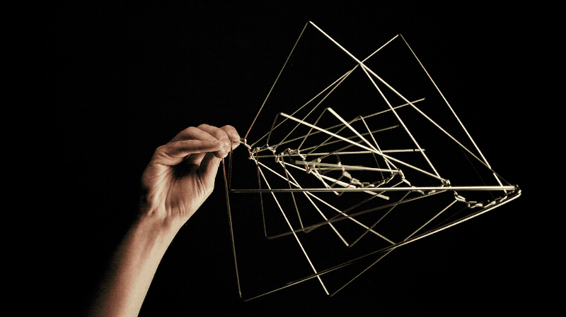 Artist Designs A Kinetic Toy That Creates Mesmerizing Optical Illusions As It Spins