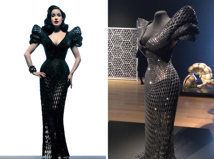Vestido de malla totalmente articulado, impreso en 3D y llevado por Dita von Teese