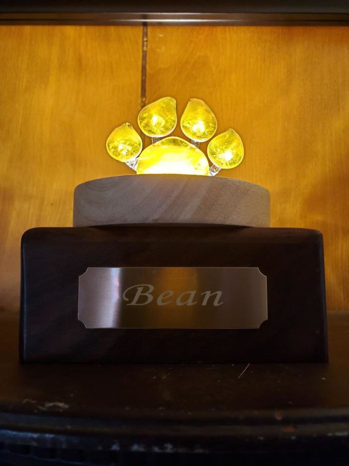 Company Turns Ashes Of People's Beloved Pets Into Glass Replica Paws That Will Serve As A Memorial Forever