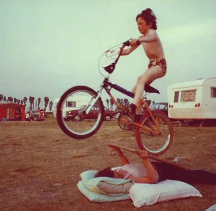Tu madre no te quería si no se tiró en el suelo para hacer de rampa para tu bici nueva. Años 80
