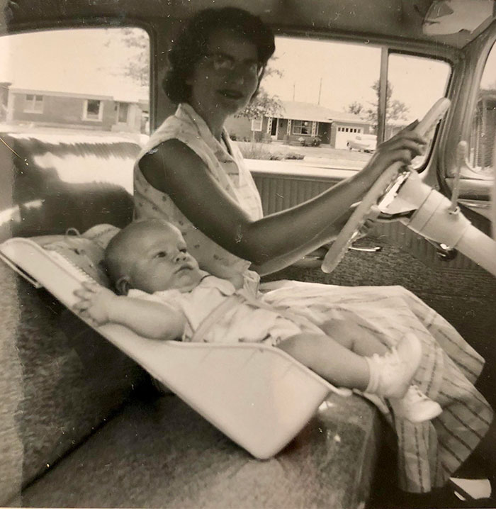 Seguridad en el coche en 1958. No está sujeto a nada, las madres tenían que sujetarlo con el brazo si veían que se iba a caer