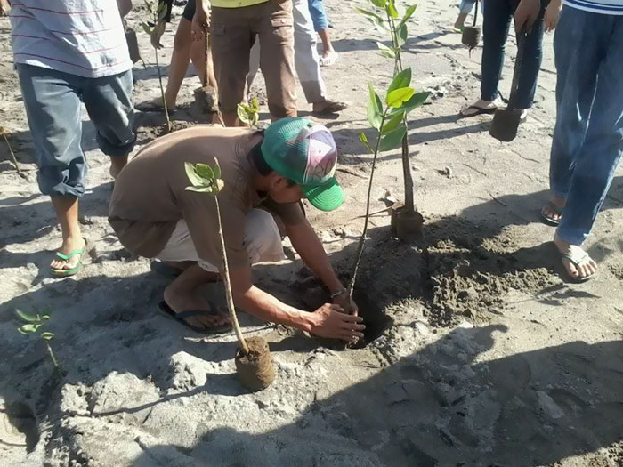 After A New Law, Students In Philippines Need To Plant 10 Trees To Graduate And It'll Result In 525 Million New Trees In One Generation