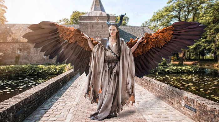 Cosplayer Creates Wings For Her Costume That She Can Move At Will