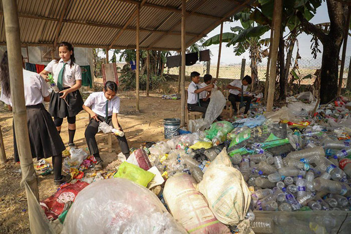 School In India Charges Students In Plastic Instead Of Money For Education, And The Entire Town Has Been Transformed
