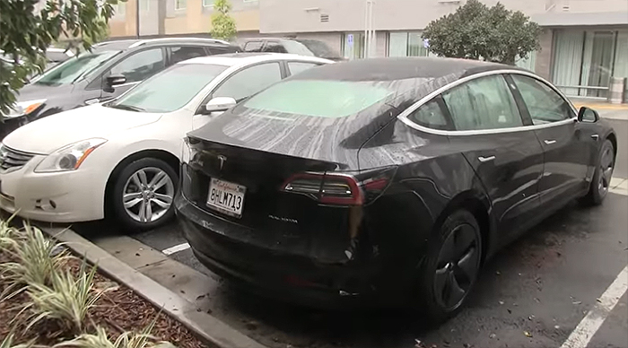 El coche Tesla, el más innovador del mundo, tiene un absurdo fallo de diseño que hace que el maletero quede empapado