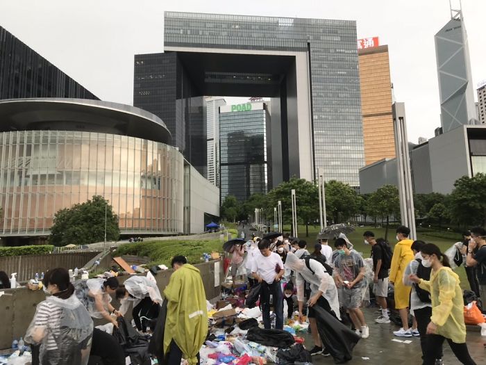 Tras la multitud, estos manifestantes recogen la basura, separando y reciclando