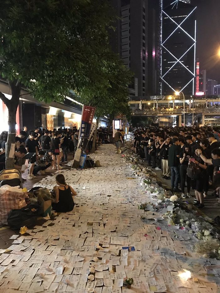 Un manifestante se cayó y murió en esta acera, y la han llenado de notas con mensajes de ánimo