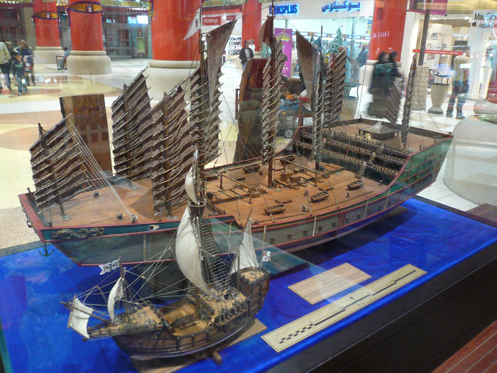 El barco del explorador chino Zheng He comparado con la Santa María de Colón. Vivieron en la misma época