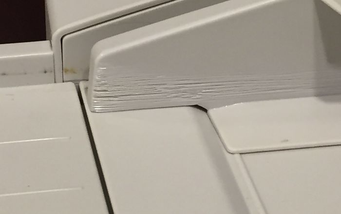Este fax/escáner ha sido tan usado que con el tiempo el papel ha cortado el plástico