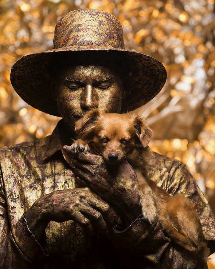 Little Dog Copies Her Bronze Owner In A Bronze Living Statue Performance And It Goes Viral