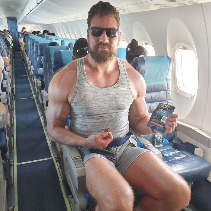 Solo me puedo sentar así en el avión si no hay un asiento delante