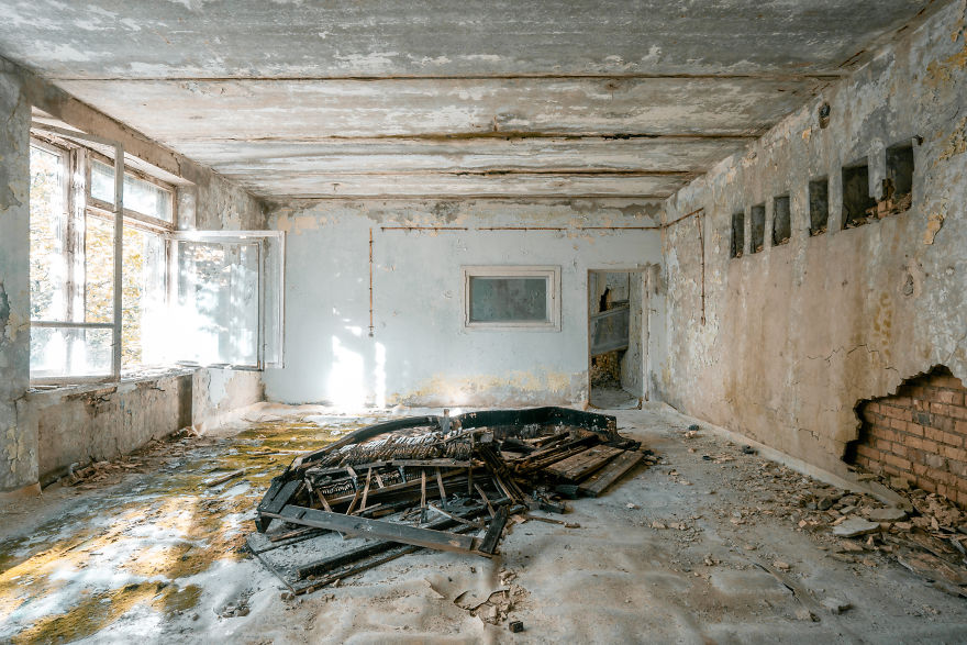 I Traveled To Pripyat Where The Chernobyl Catastrophy Hit To Find Forgotten Pianos (8 Pics)