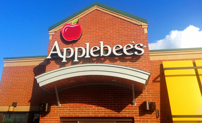 Woman Mocks Guy That Wanted To Take Her On A Date To Applebee’s, Gets Destroyed With 19 Responses