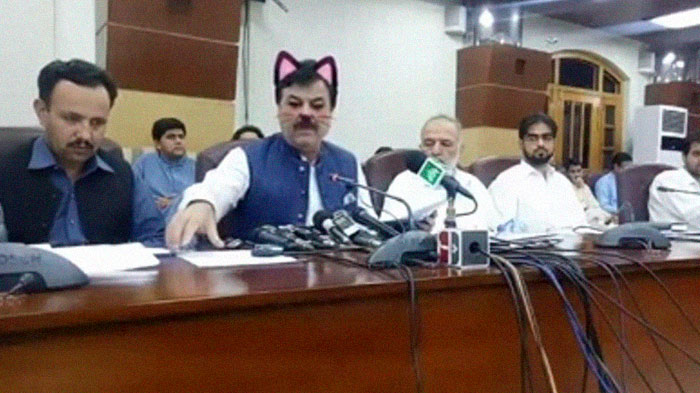 El gobierno de Pakistán enciende accidentalmente el filtro de gato durante una rueda de prensa en vivo por Facebook, y todos se ríen