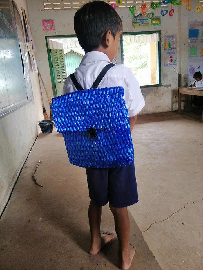 Este profesor comparte fotos de la mochila de uno de sus alumnos, cuyo padre fabricó para ahorrar dinero
