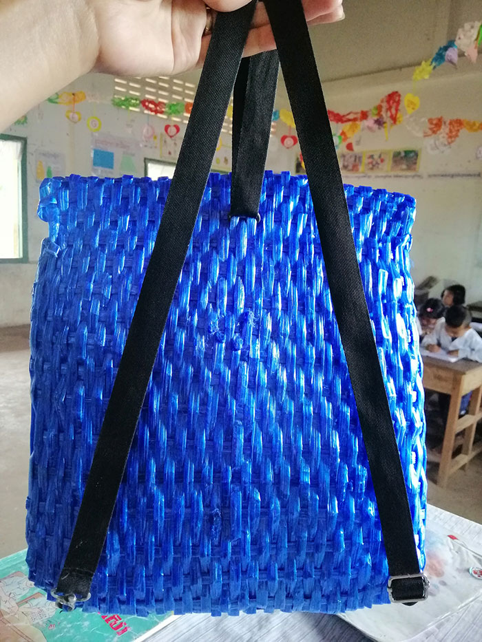 Este profesor comparte fotos de la mochila de uno de sus alumnos, cuyo padre fabricó para ahorrar dinero