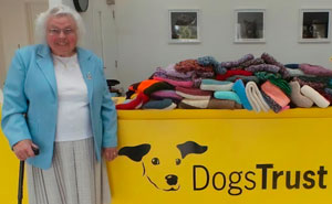 89-Year-Old Woman Has Knitted 450 Blankets For Shelter Dogs, And It's Adorable