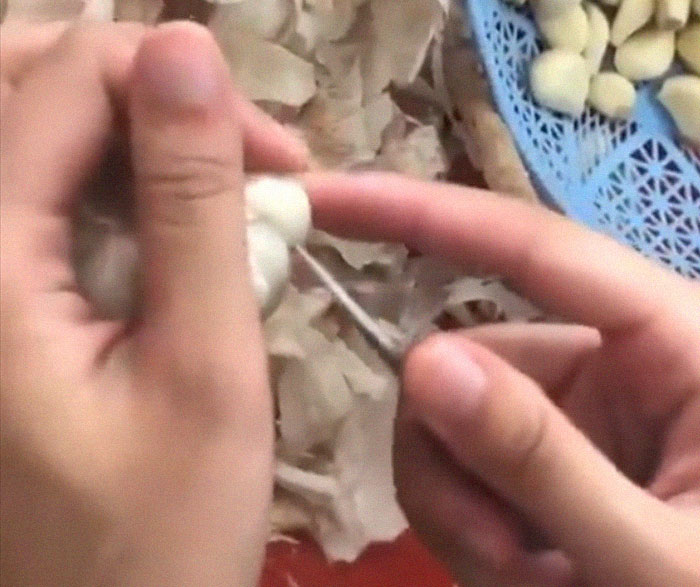 Woman's Garlic Peeling Hack Goes Viral And People Regret The Time They Wasted Doing It The Wrong Way