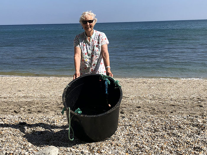 70-Year-Old Grandma Cleans 52 Beaches In One Year After Watching A Documentary About Plastic Pollution