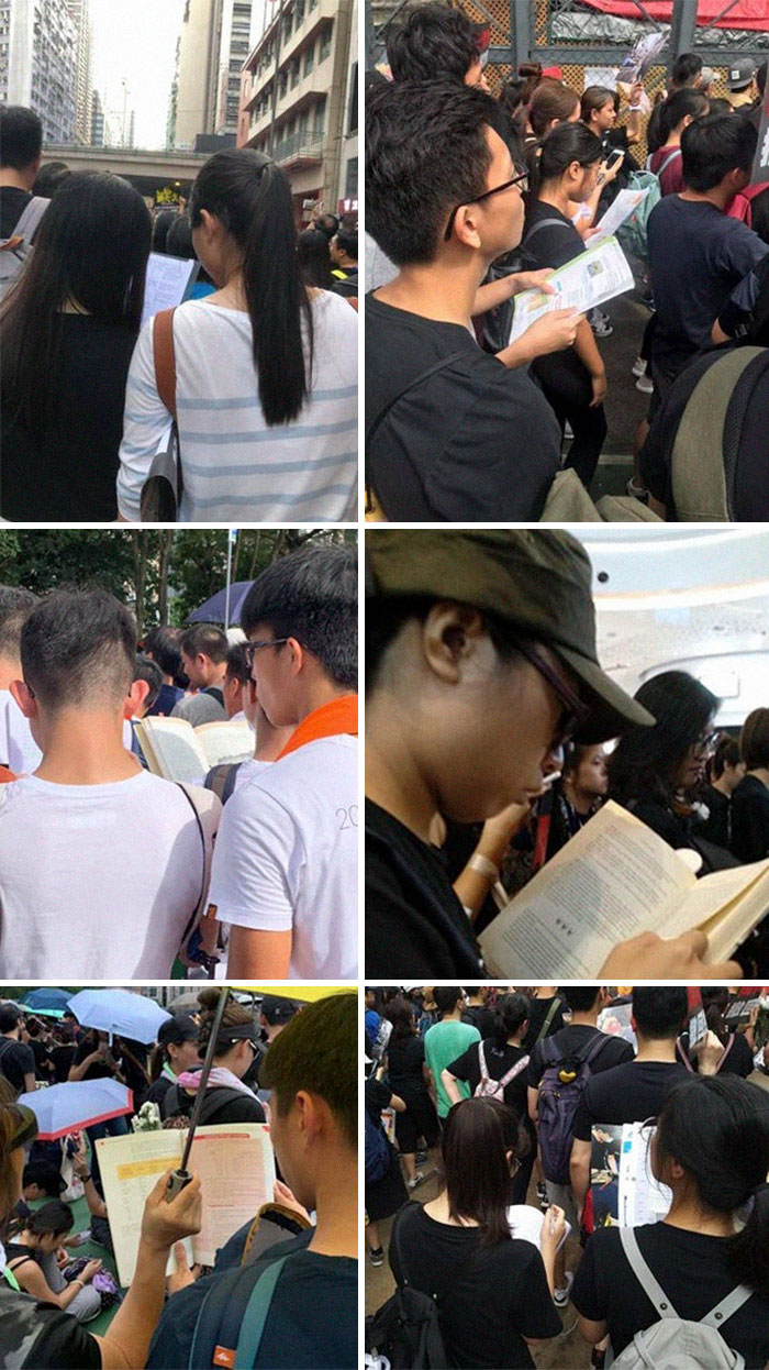 Estudiantes en una manifestación que estudian para los exámenes mientras protestan