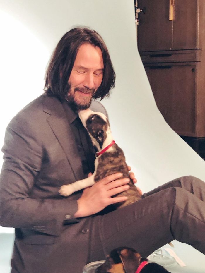 Keanu Reeves Doesn't Touch People When Taking Pictures And It's Too Pure For This World (5 Pics)