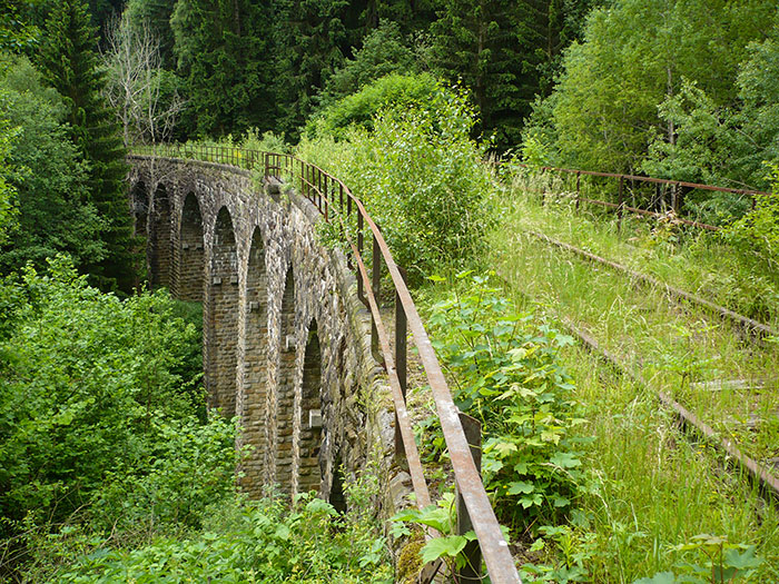 Puente de ferrocarril en desuso en Chequia