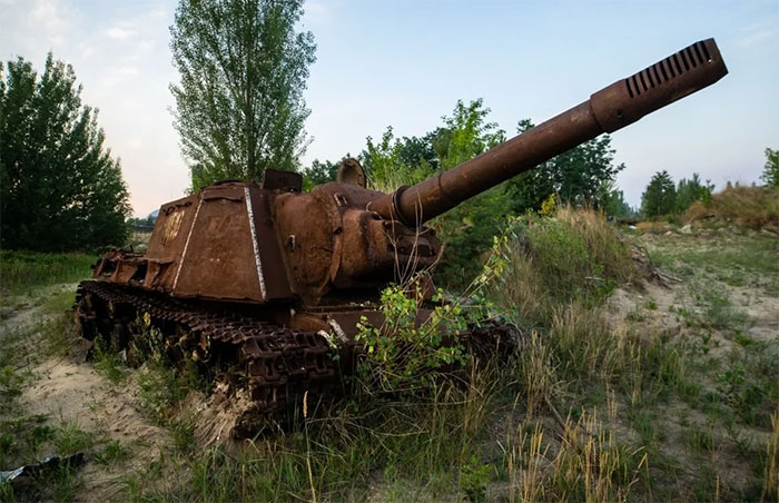 WWII-Era Russian Isu-152 Assault Gun Abandoned In Chernobyl