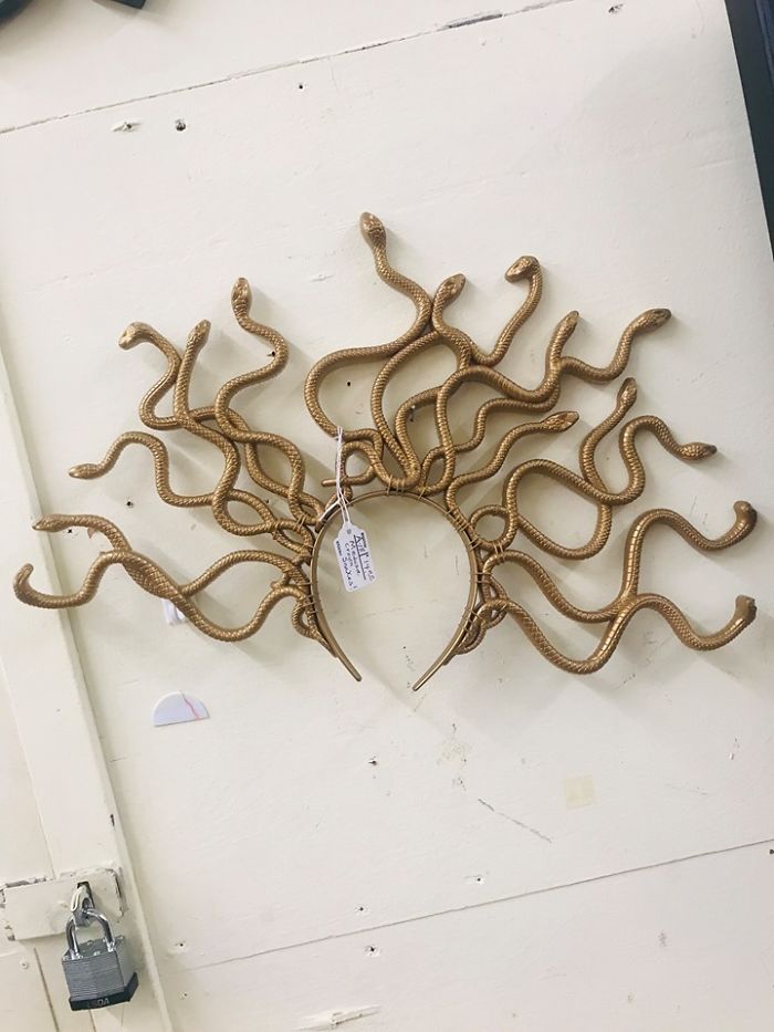 Increíble diadema de Medusa hecha de plástico