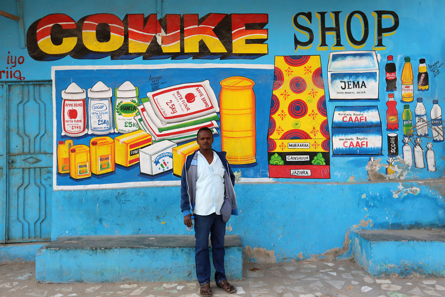 somalia hand painted storefronts 1 5cf4d6c45d77d  880 - Você Sabia? Vitrines na Somália tem que ter desenhos