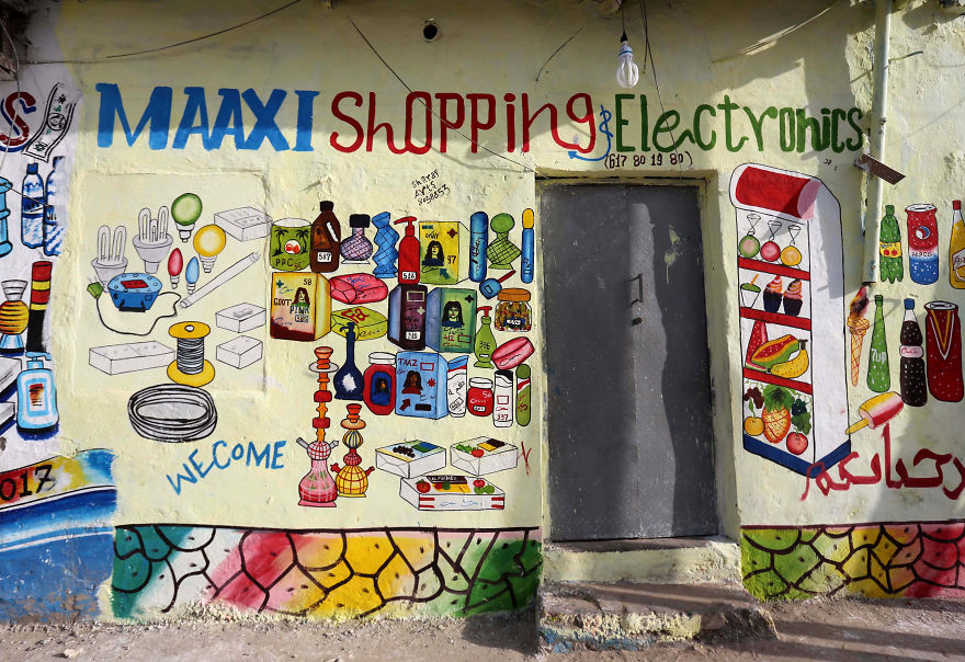 somalia hand painted storefronts 11 5cf4d7422cbf4  880 - Você Sabia? Vitrines na Somália tem que ter desenhos