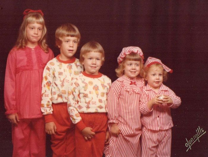 Fotos de hermanos en Navidad, cerca de 1980. Soy el que se agarra el paquete. Es la foto que eligieron mis padres para enseñar