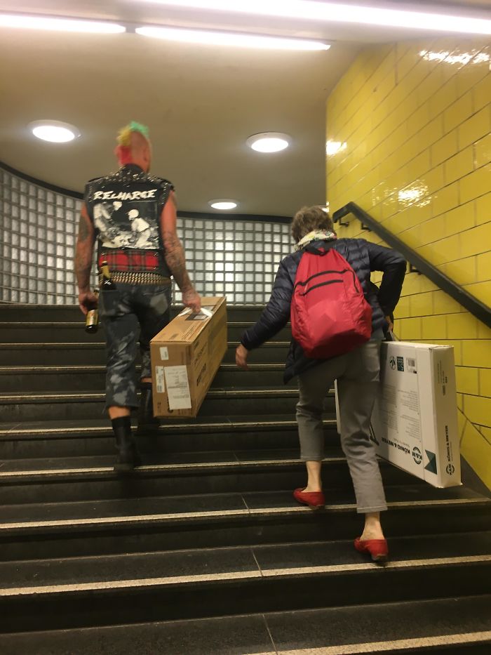 This Punk Helping A Woman Carry Heavy Stuff In Berlin's Subway