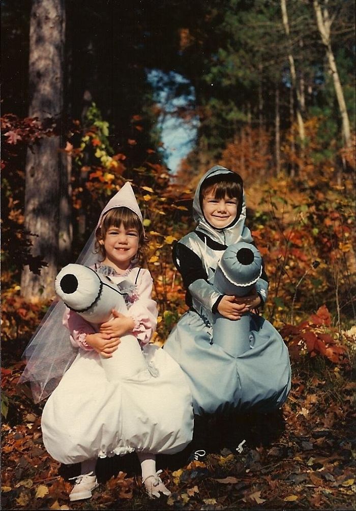 Mi hermana y yo, caballero y princesa "cabalgando" en Halloween de 1993