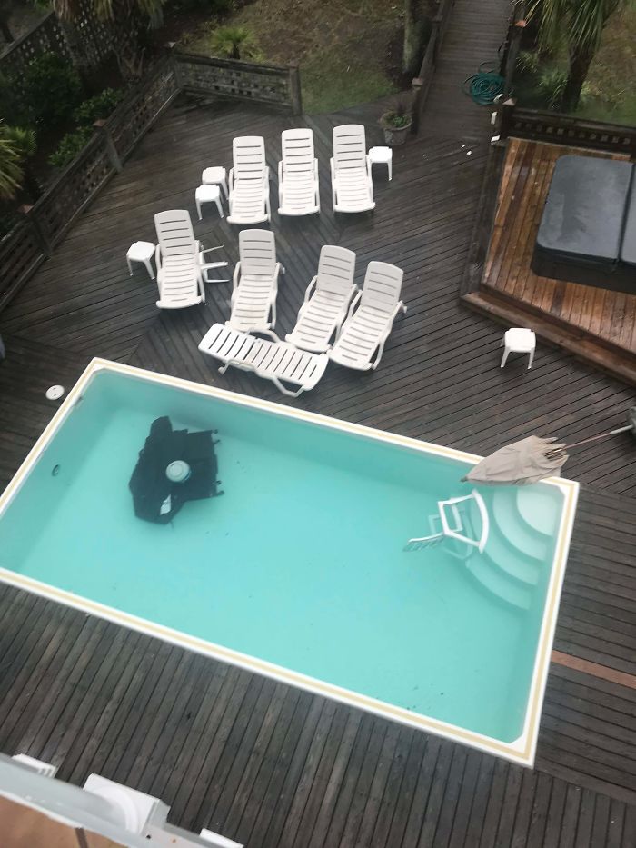 Tras la tormenta, las sillas de plástico apenas se movieron, pero la barbacoa se desplazó 9 metros hasta acabar en la piscina