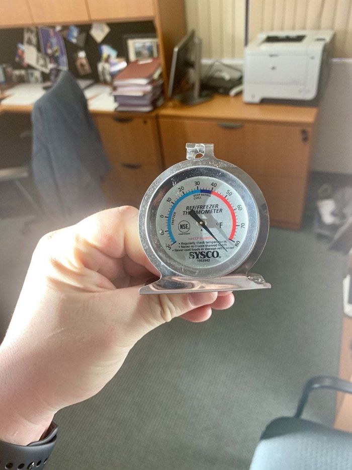 La temperatura a la que el jefe quiere mantener la oficina