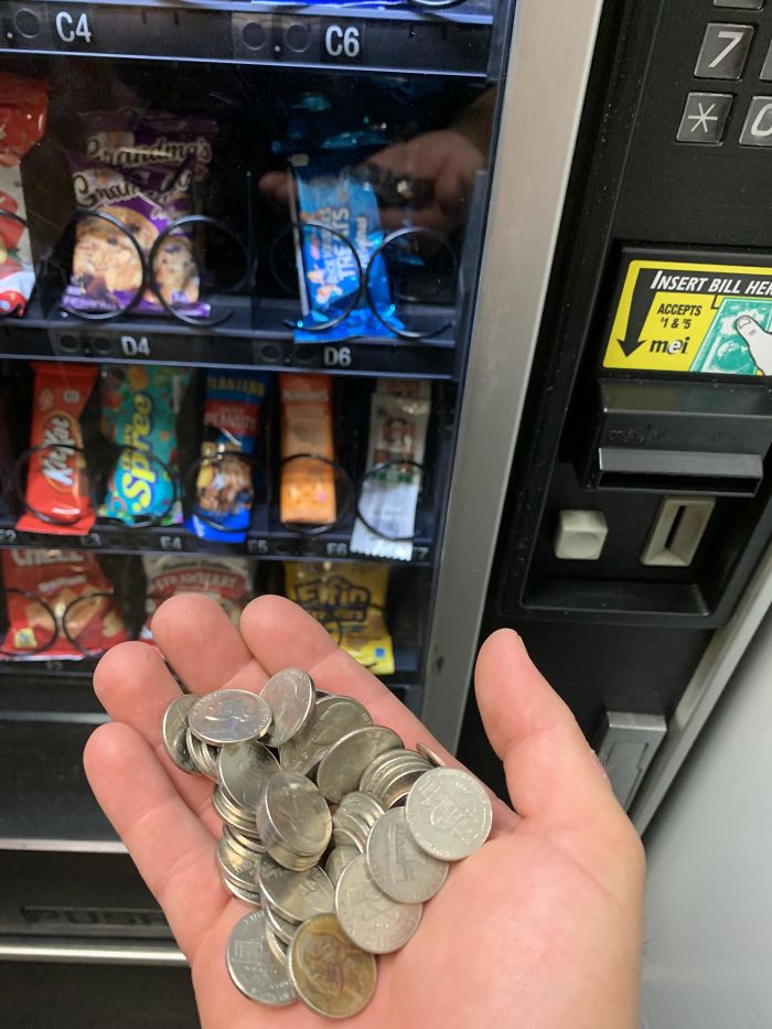 Puse 5$ en esta máquina de vending y devuelve casi todo monedas de 5 centavos. No admite esas monedas.