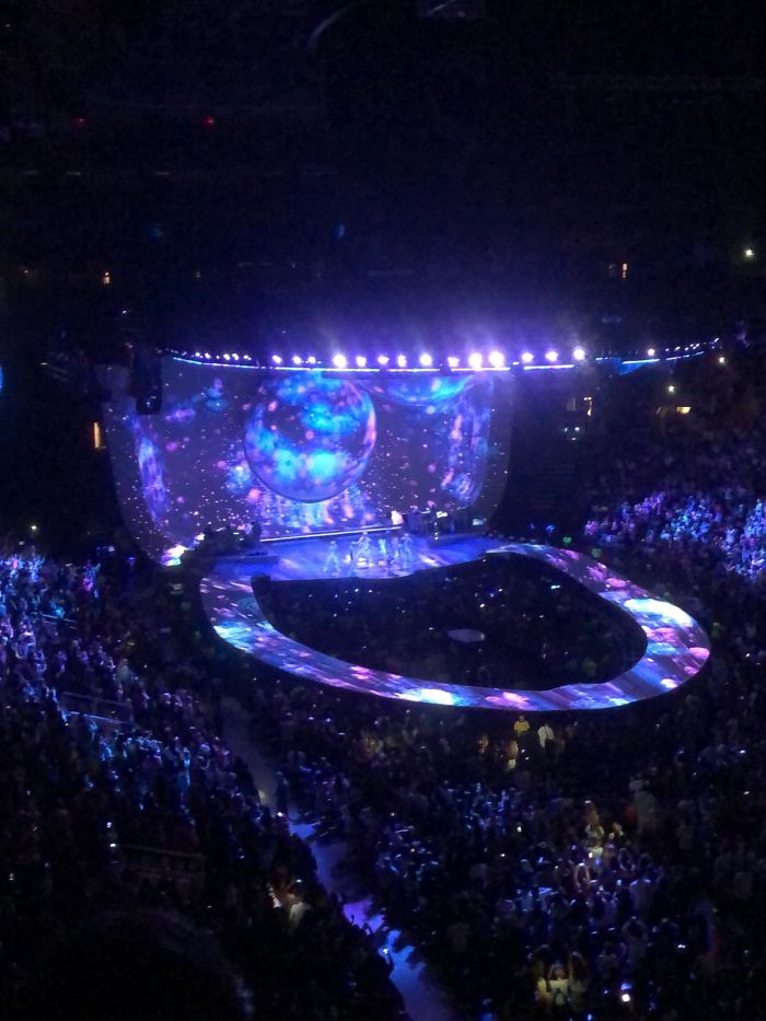 Ariana Grande's Stage Looks Like A Giant Toilet