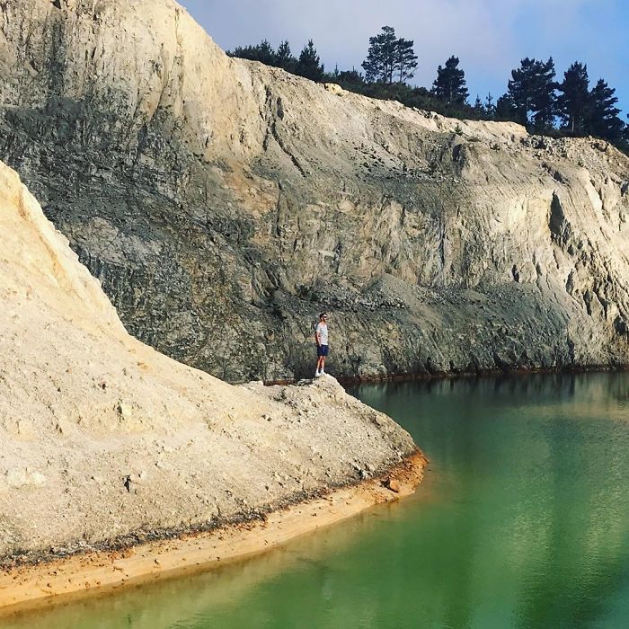 B0NSmdtjQLn png  700 - Instagramers confundem lixo tôxico por lindo lago azul