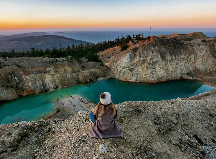 BRojALKgOPY png  700 - Instagramers confundem lixo tôxico por lindo lago azul