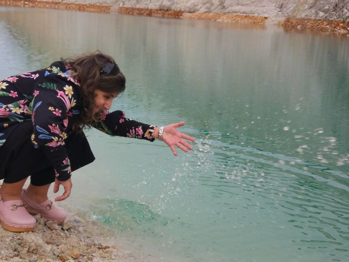 BZDyYQgHIt6 png  700 - Instagramers confundem lixo tôxico por lindo lago azul