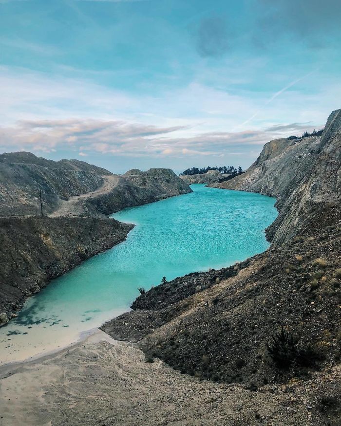 BrusBtKn wZ png  700 - Instagramers confundem lixo tôxico por lindo lago azul
