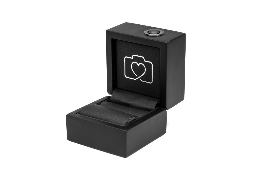 An Engagement Ring Box That Records The Magic Of The Moment.