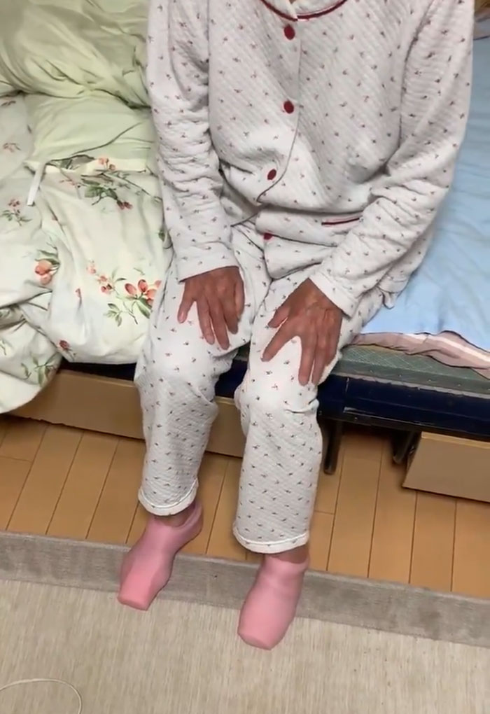 Esta abuela confundió los juguetes sexuales de su nieto con unos calcetines térmicos, y fue difícil quitárselos