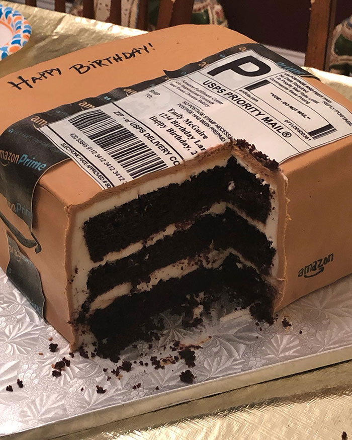 A esta mujer le gusta tanto comprar en Amazon que su marido le encargó una tarta de cumpleaños de Amazon