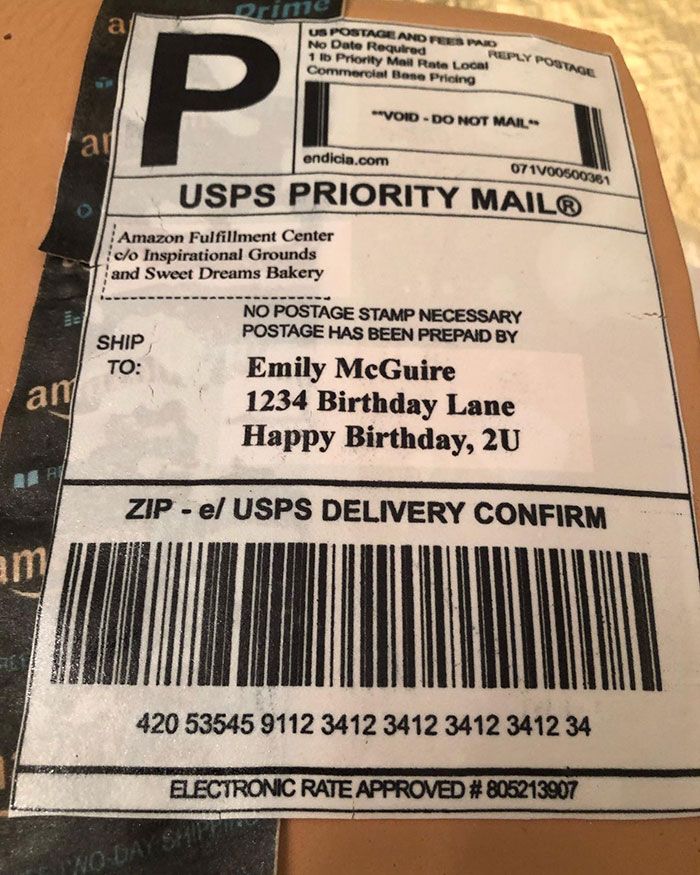 amazon package birthday cake emily mcguire 3 5d3ea4649ef27  700 - Esposa recebe presente inacreditável do marido pela Amazon