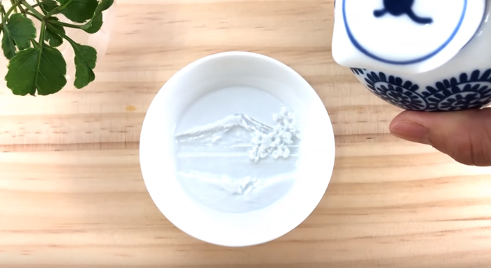 After Pouring Soy Sauce Into These Plates, Entire "Hidden Paintings" Appear