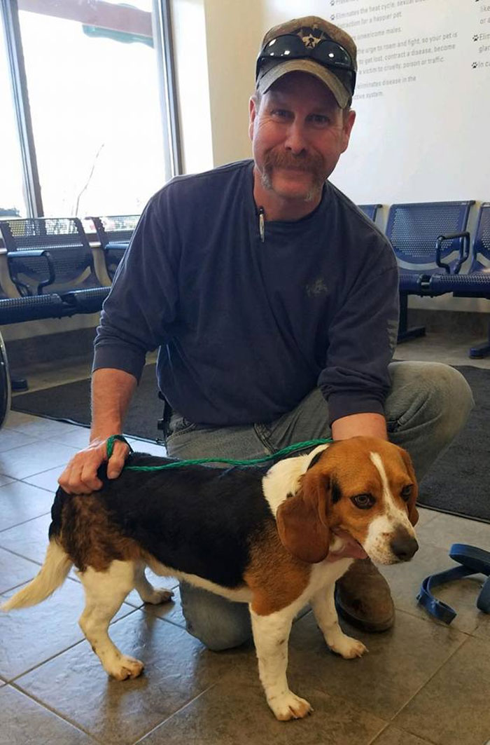 Man Rescues A Beagle From Being Euthanized In A Shelter, The Dog Can't Contain His Gratitude, Hugs His Rescuer