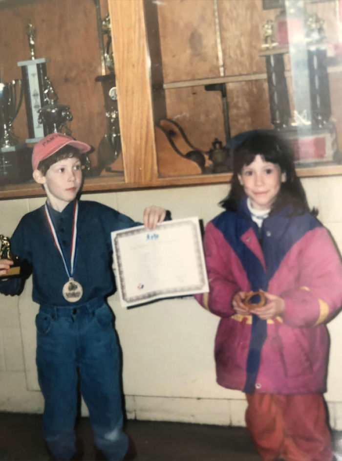 Mi hermano con su medalla y trofeo de hockey, yo con mi aro de cebolla