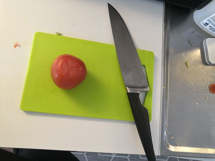 Chef Proves You Don't Need $1000 Knives To Cut Slices Like A Pro, It Only Takes 2 Steps