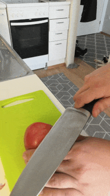 Chef Proves You Don't Need $1000 Knives To Cut Slices Like A Pro, It Only Takes 2 Steps